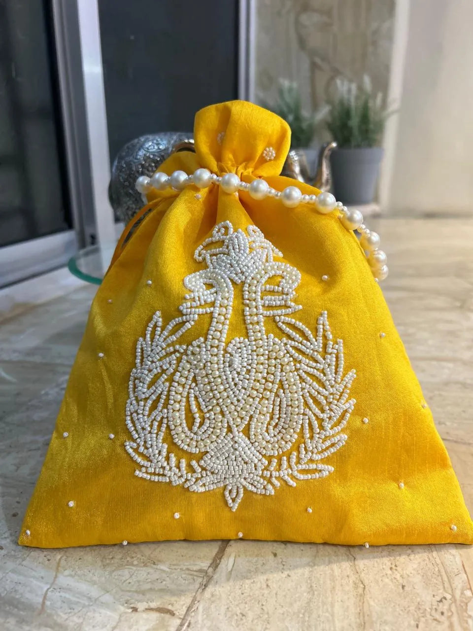 Signature Pearl potli