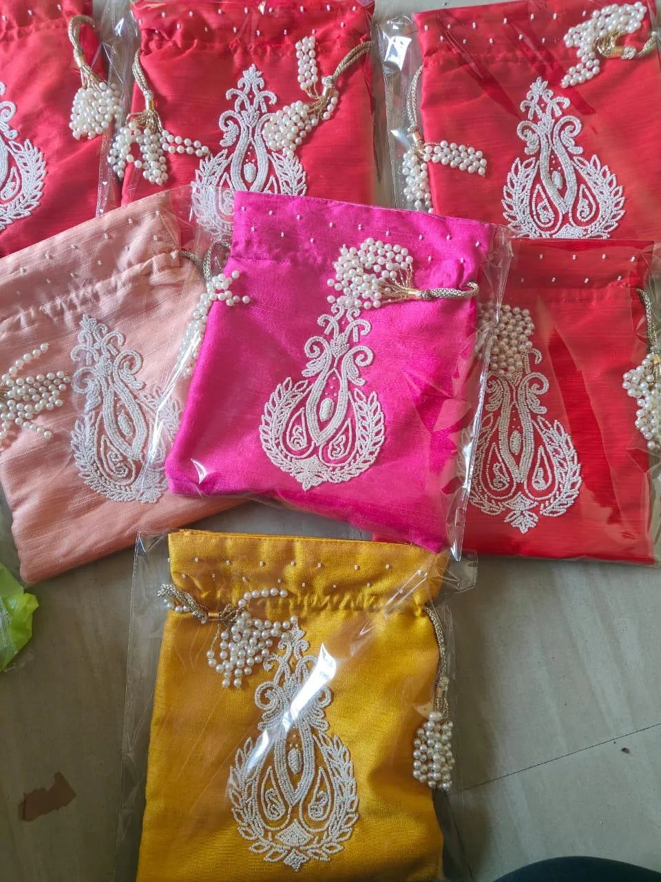 Signature Pearl potli