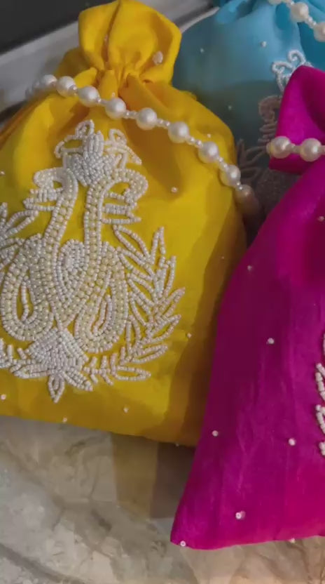 Signature Pearl potli